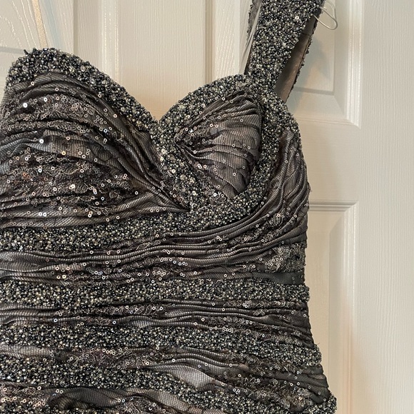 Gorgeous custom made Hugo Nicolson gown - Picture 2 of 3